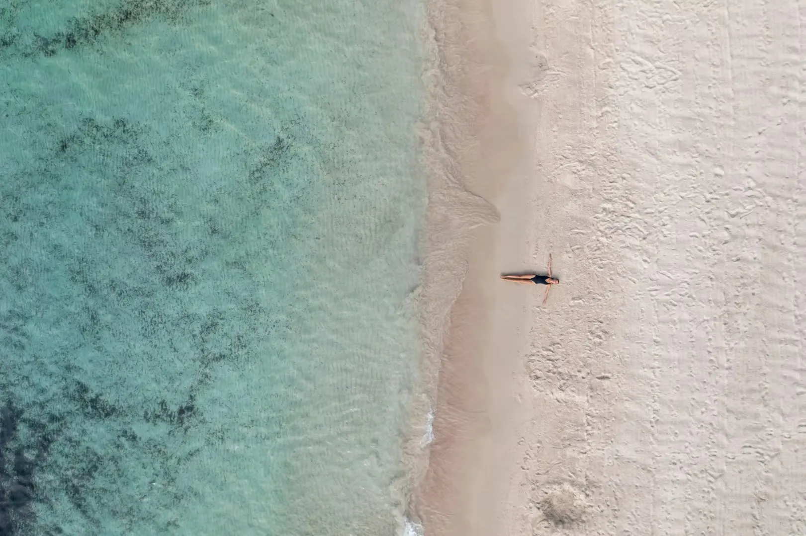 Texture naturelle et minérale d'une plage corse pour inspiration packaging